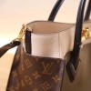 Louis Vuitton On My Side LV M55302